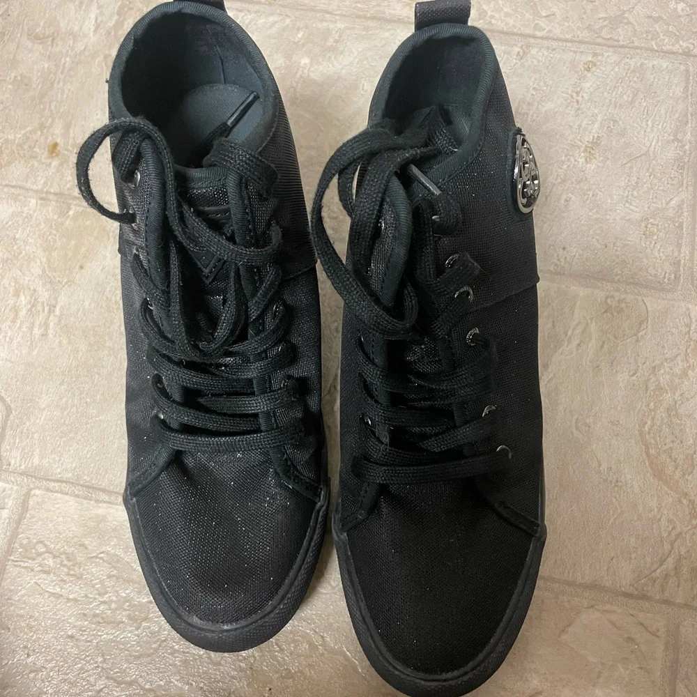 Black High-Top Guess Women's sneaker size 8.5 - Picture 2 of 2